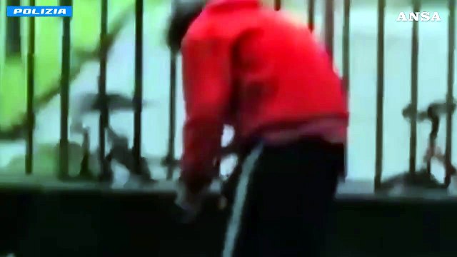 Milano, spaccio di droga con lancio della merce dal balcone