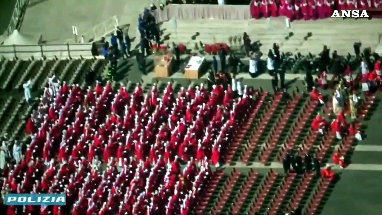 L'uscita del feretro di Papa Francesco dalla basilica di San Pietro