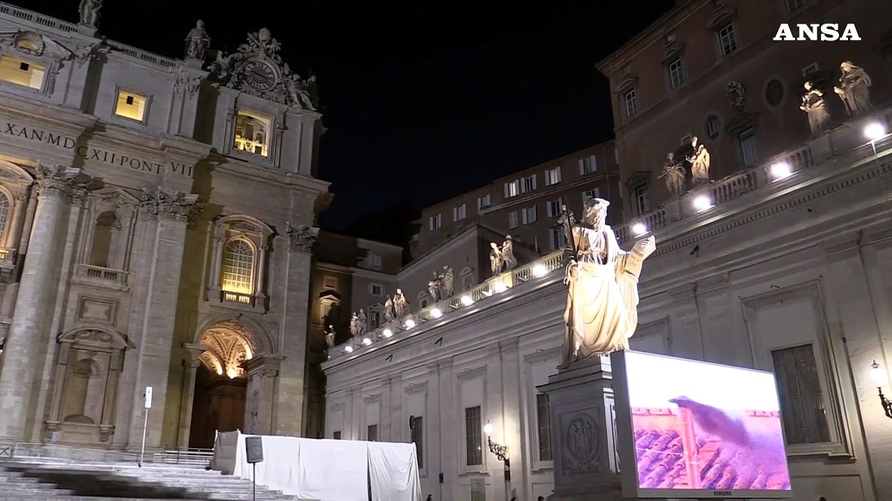 Conclave, la prima fumata e' nera. Non c'e' ancora il nuovo Papa