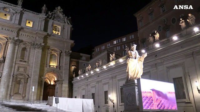 Conclave, la prima fumata e' nera. Non c'e' ancora il nuovo Papa