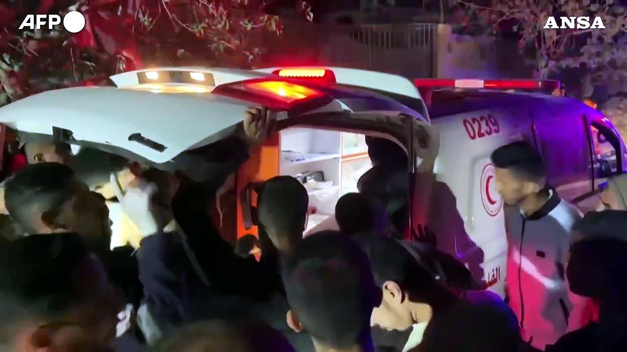 Gaza, soccorritori fra le macerie dopo un raid israeliano su Khan Yunis