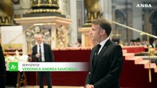 Papa Francesco, l'omaggio di Macron e consorte