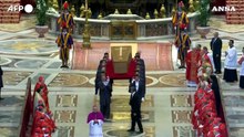 Il feretro di Papa Francesco portato a spalla dentro la basilica di San Pietro