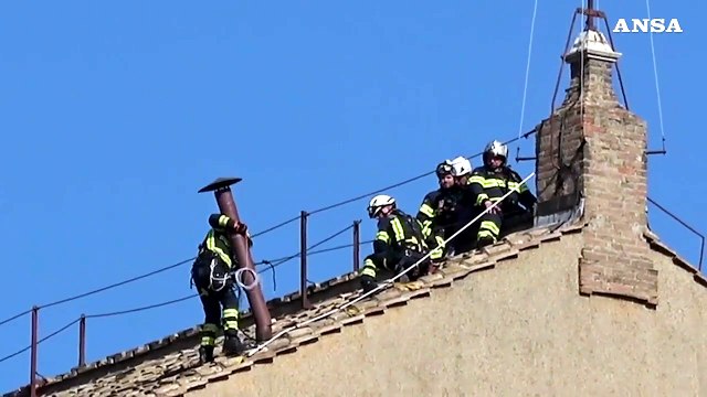 Conclave, montato il comignolo sul tetto della Cappella Sistina