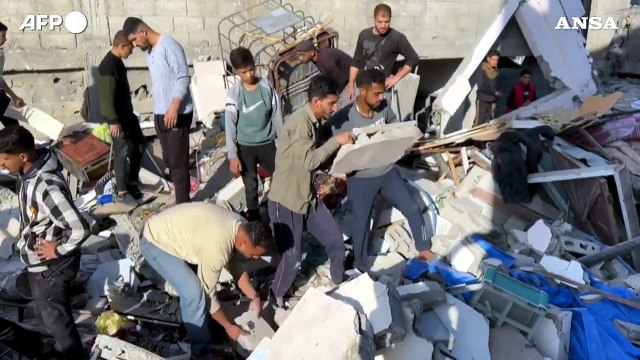 Gaza, si scava fra le macerie lasciate dall'ennesimo raid israeliano