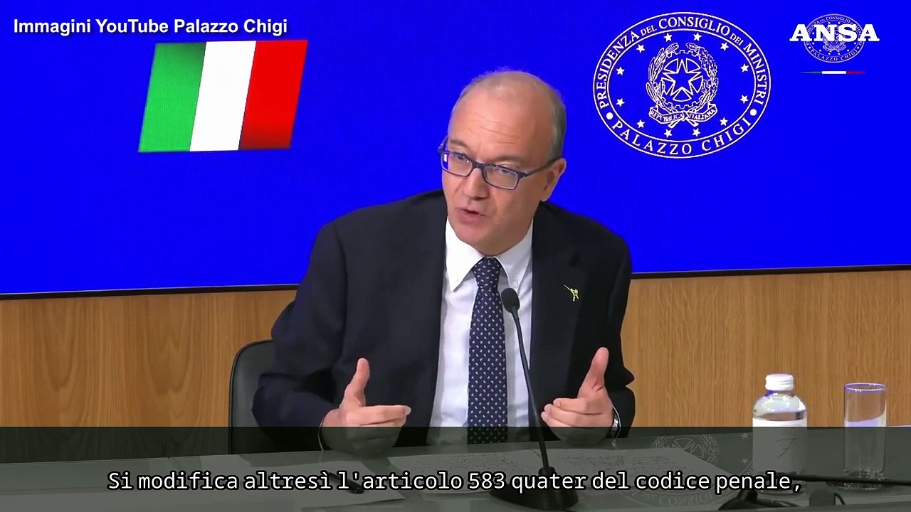 Scuola, Valditara: "Arresto in flagranza per chi picchia i docenti"