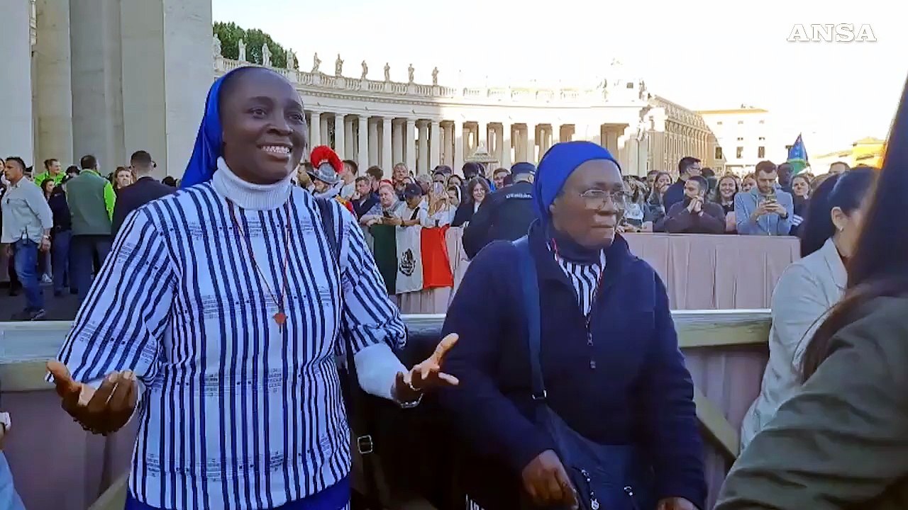 Gioia in Piazza San Pietro, le suore ballano dopo la fumata bianca