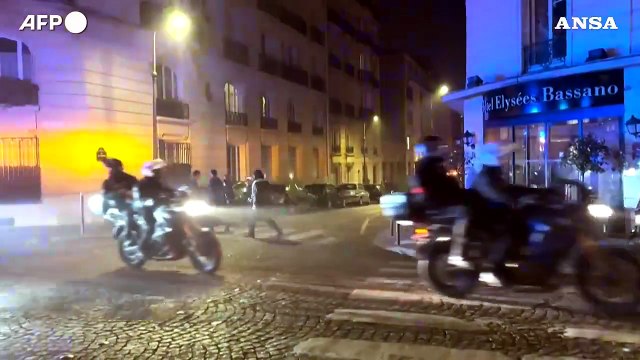 Champions League, auto incendiate durante i festeggiamenti dei tifosi del PSG a Parigi