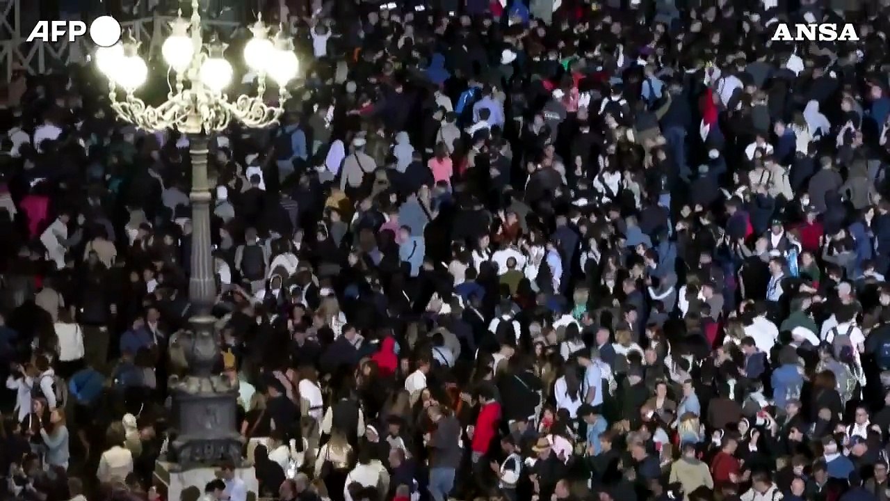 La reazione della folla in piazza San Pietro alla prima fumata nera