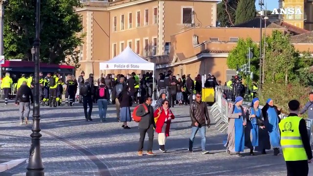 Papa Leone XIV, migliaia di fedeli in attesa della messa di inizio pontificato
