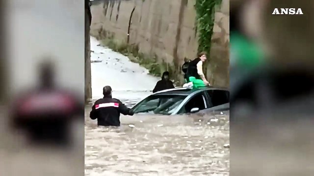 Maltempo nel Palermitano, donna salvata in un sottopasso allagato