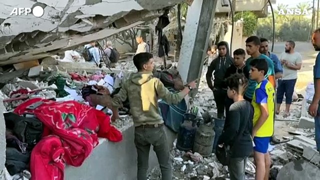 Gaza, fra le macerie dopo un attacco israeliano a Deir El-Balah