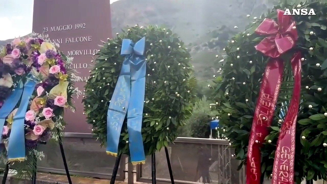 Deposta una corona di alloro davanti alla Stele di Capaci