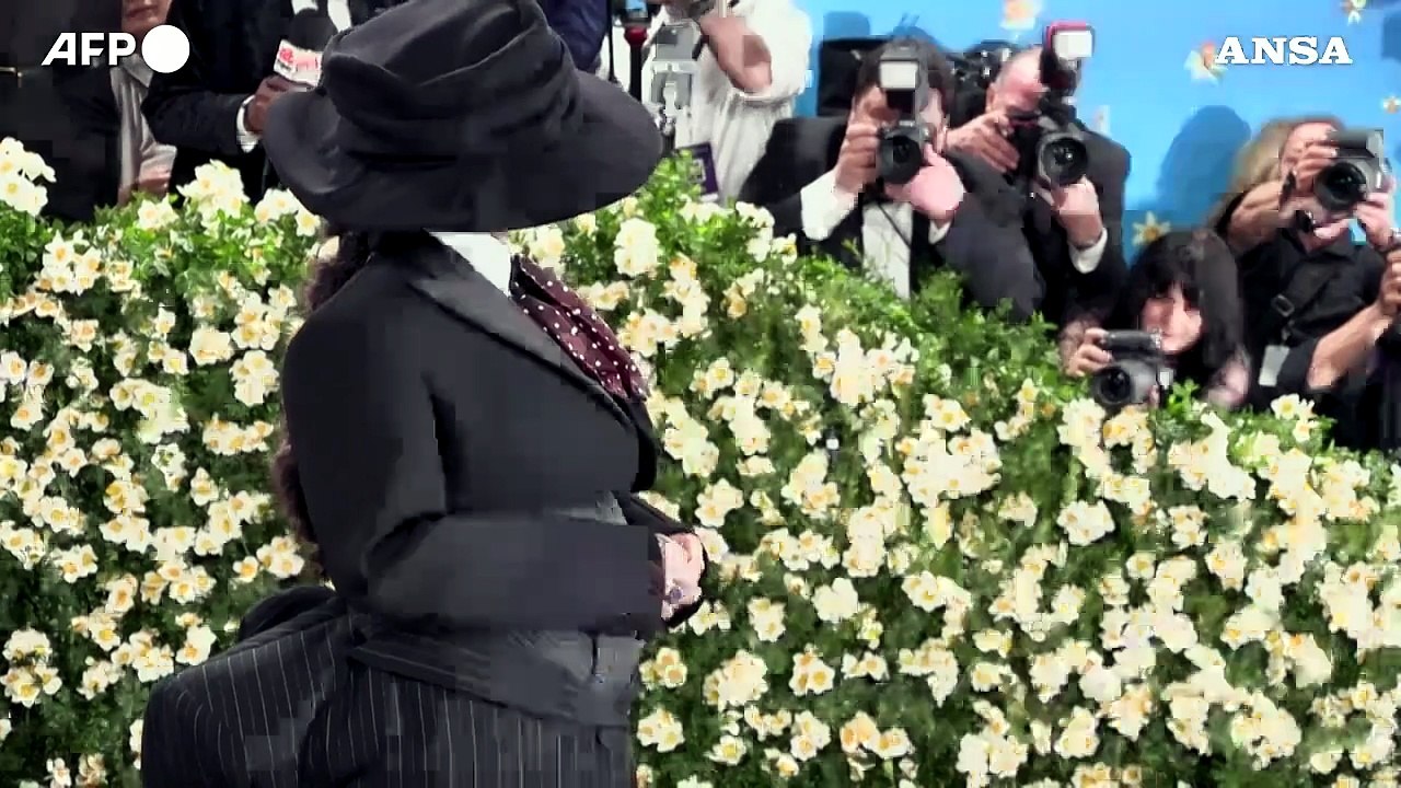 Rihanna rivela la sua terza gravidanza alla serata del Met Gala