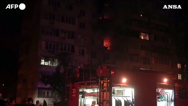Droni e missili russi su Kiev, i soccorritori al lavoro