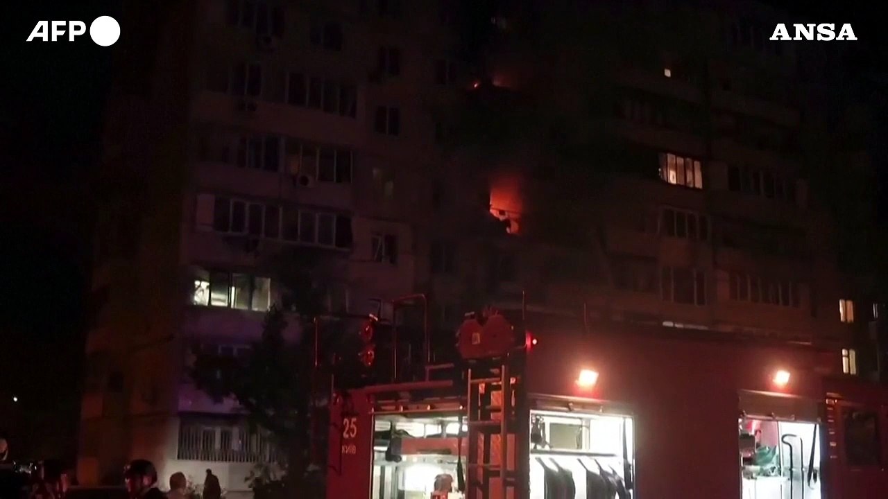 Droni e missili russi su Kiev, i soccorritori al lavoro