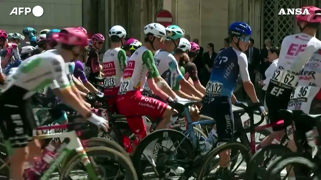 Giro d'Italia, passaggio in Vaticano: il Papa saluta i ciclisti