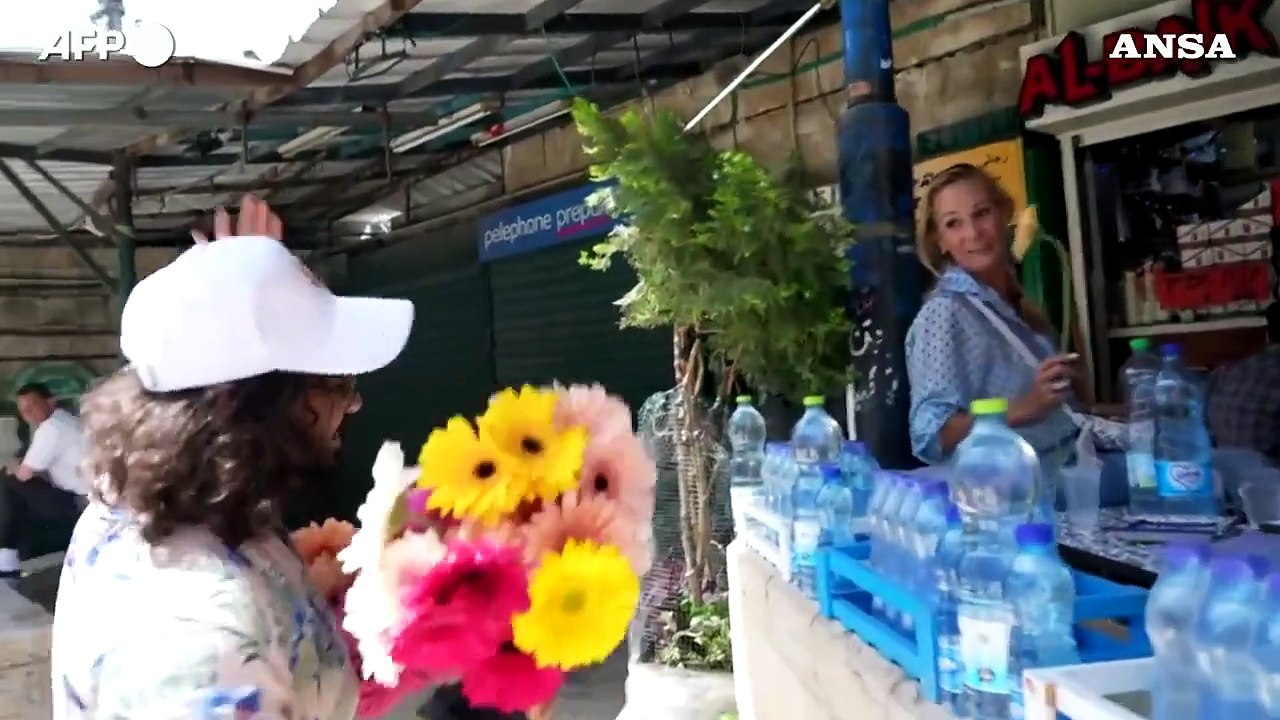 Jerusalem Day, attivisti israeliani distribuiscono fiori anche ai palestinesi
