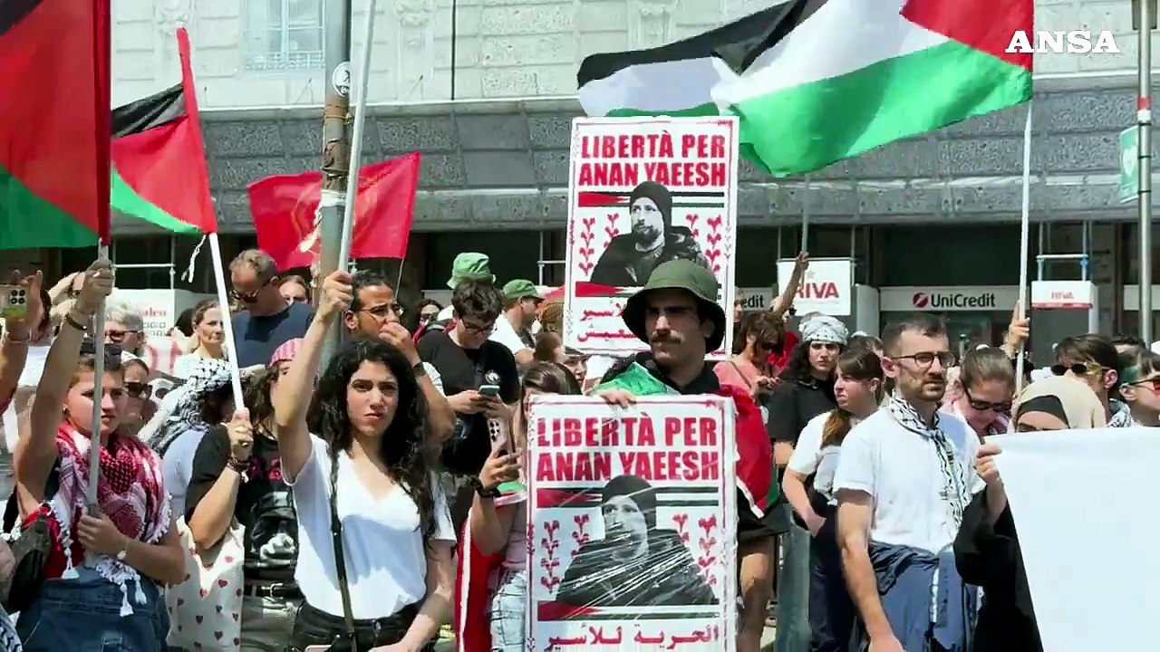 Pro Palestina a Milano, il corteo viene bloccato dalle forze dell'ordine