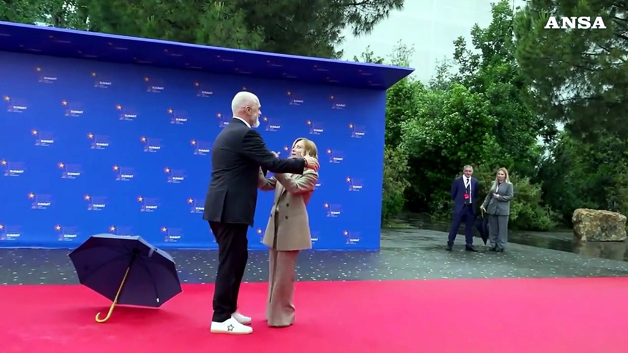 Meloni arriva al summit di Tirana. E Rama si inginocchia nuovamente