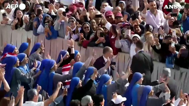 Papa Leone XIV compie il primo giro di Piazza San Pietro in papamobile