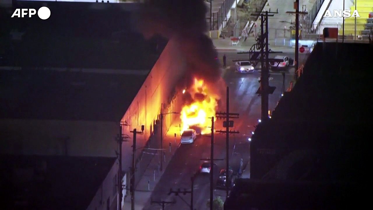 Los Angeles, auto incendiate dai manifestanti
