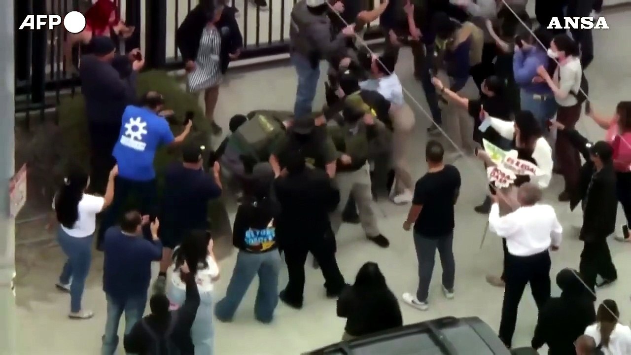 A Los Angeles scoppia la protesta contro i raid anti-migranti