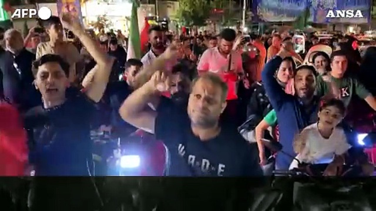 Teheran, la gente festeggia dopo il lancio di missili contro Israele da parte dell'Iran