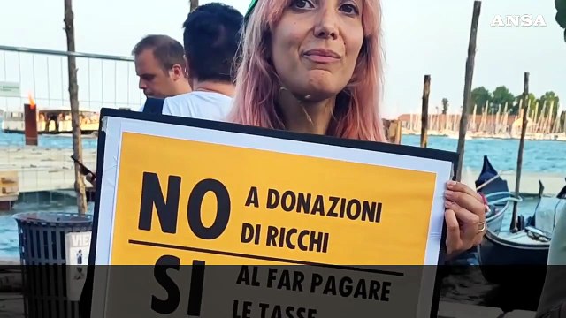 Nozze Bezos, attivisti Extinction Rebellion sulla gru a Venezia