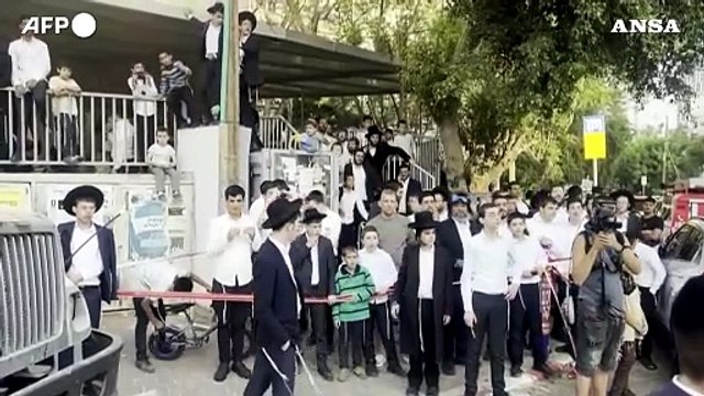 Attacco missilistico in Israele, tra le macerie a Bnei Brak