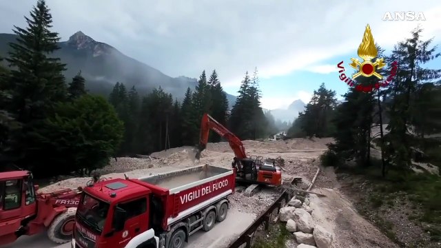 San Vito di Cadore, Vigili del fuoco all'opera per la riapertura della Ss 51