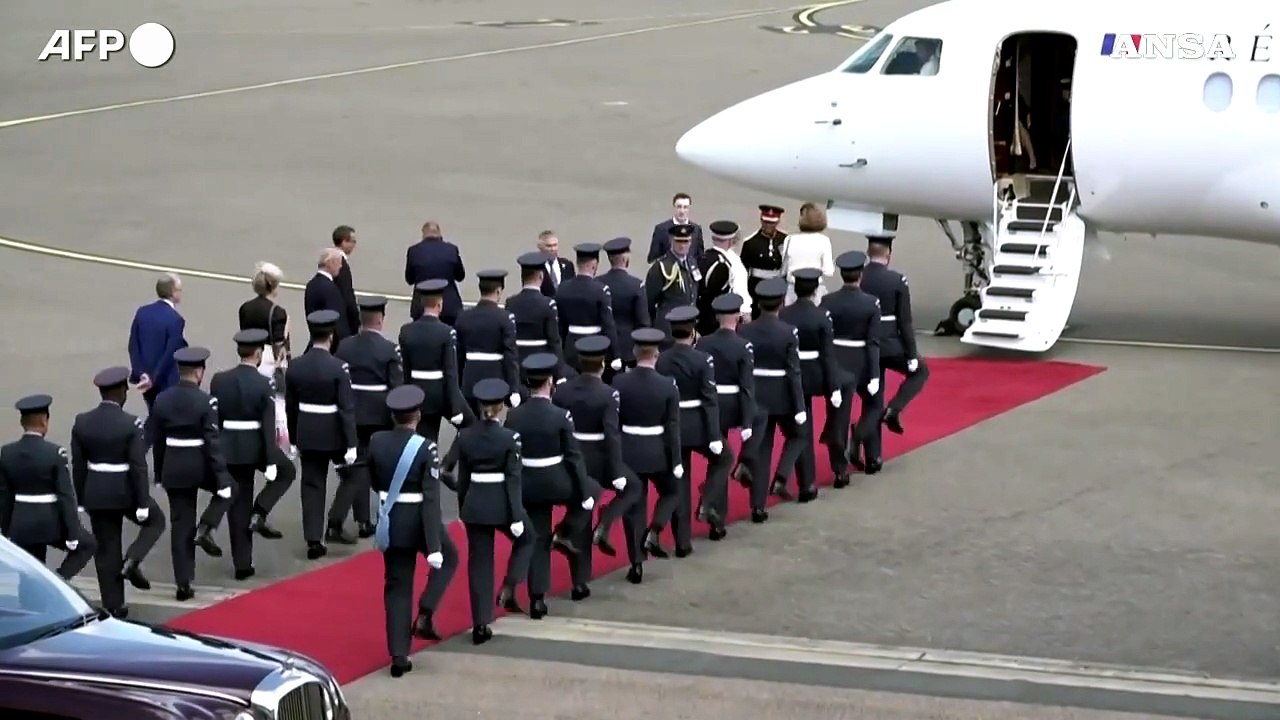 Macron offre la mano a Brigitte per scendere dall'aereo, lei fa da se'