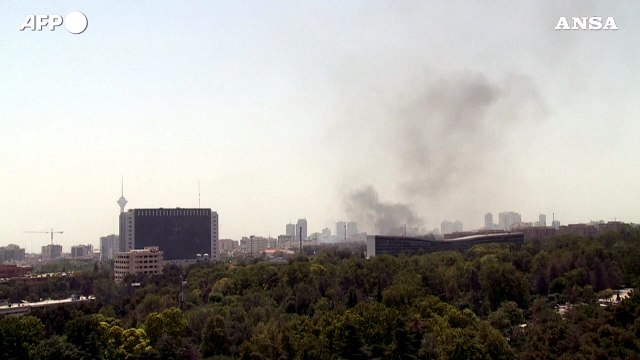 Iran, attacchi israeliani su Teheran: colonne di fumo e macerie