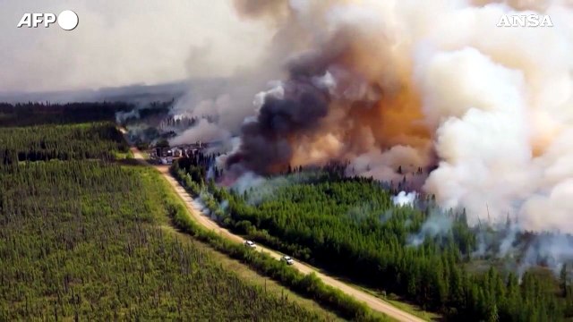 Incendi in Canada, bruciati oltre 20mila ettari di bosco a Kiskatinaw