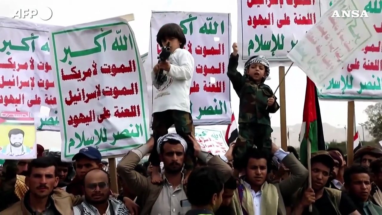 Yemen, sostenitori degli Houthi festeggiano per le azioni nel mar Rosso