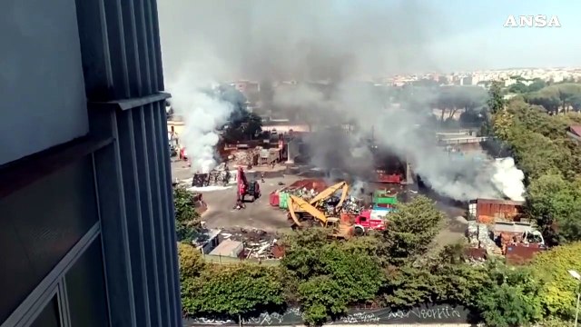 Roma, fumo e fiamme dopo l'esplosione in un distributore