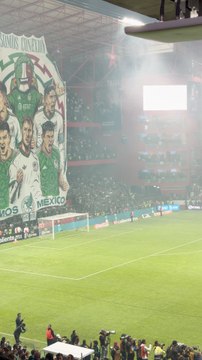 A todo pulmón Fidalgo y Quiñones entonando el Himno Nacional