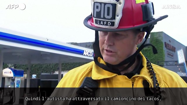 Auto sulla folla a Los Angeles, almeno 30 feriti