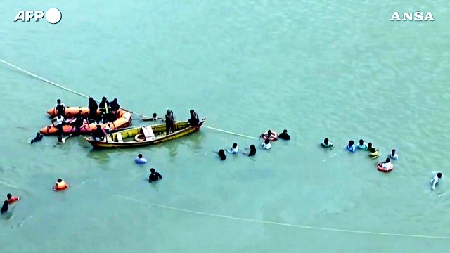 India, crolla un ponte nel Gujarat: almeno 9 i morti
