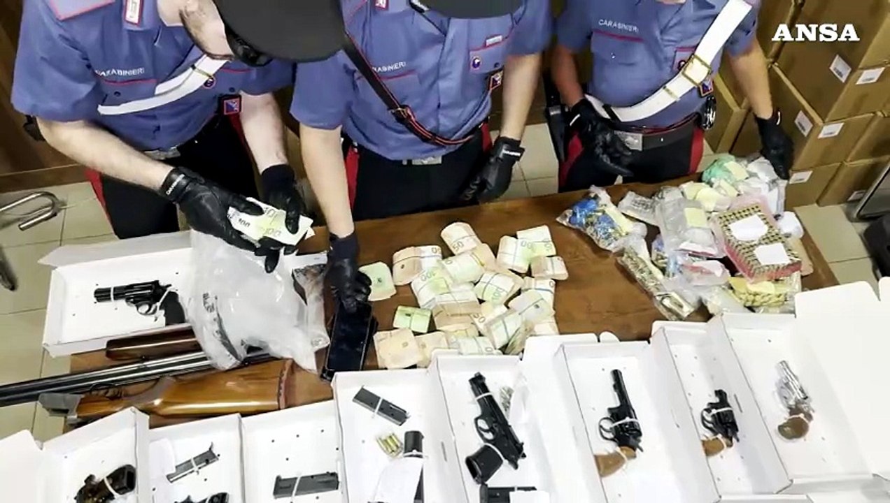 Roma, madre e figlio arrestati per possesso di droga e armi