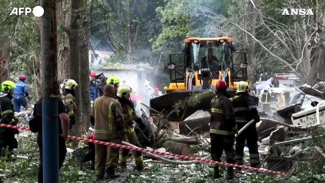 Ucraina, attacco russo con droni su un ospedale e una scuola di Kiev: almeno sei morti