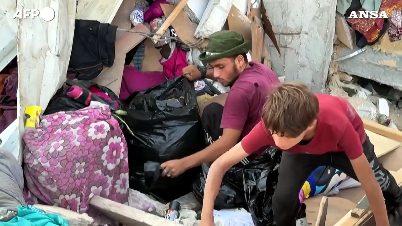 Gaza, civili palestinesi tra le macerie di Khan Yunis