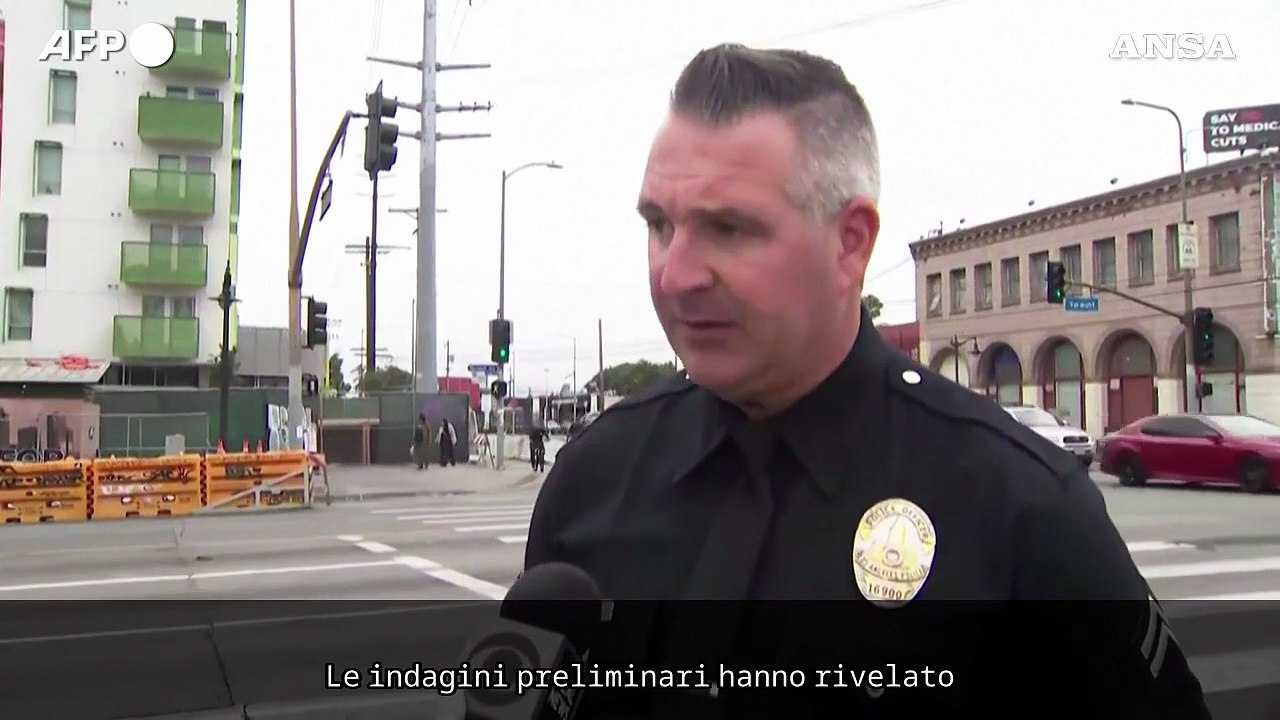 Auto sulla folla a Los Angeles, autista colpito da arma da fuoco