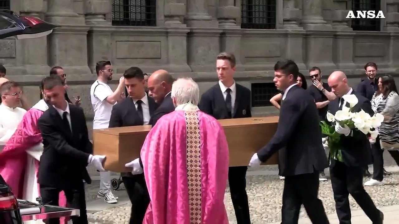 Milano, il feretro con Arnaldo Pomodoro lascia la chiesta di San Fedele