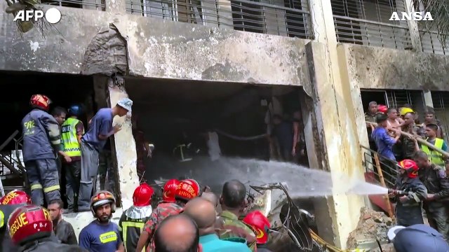 Bangladesh, aereo militare si schianta su una scuola: almeno 16 morti