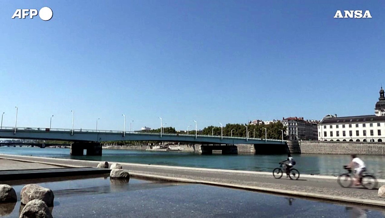 Francia nella morsa del caldo, a Lione ci si 'rinfresca' lungo il Rodano