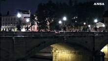 Roma, tifosi giallorossi festeggiano con bandiere della Palestina