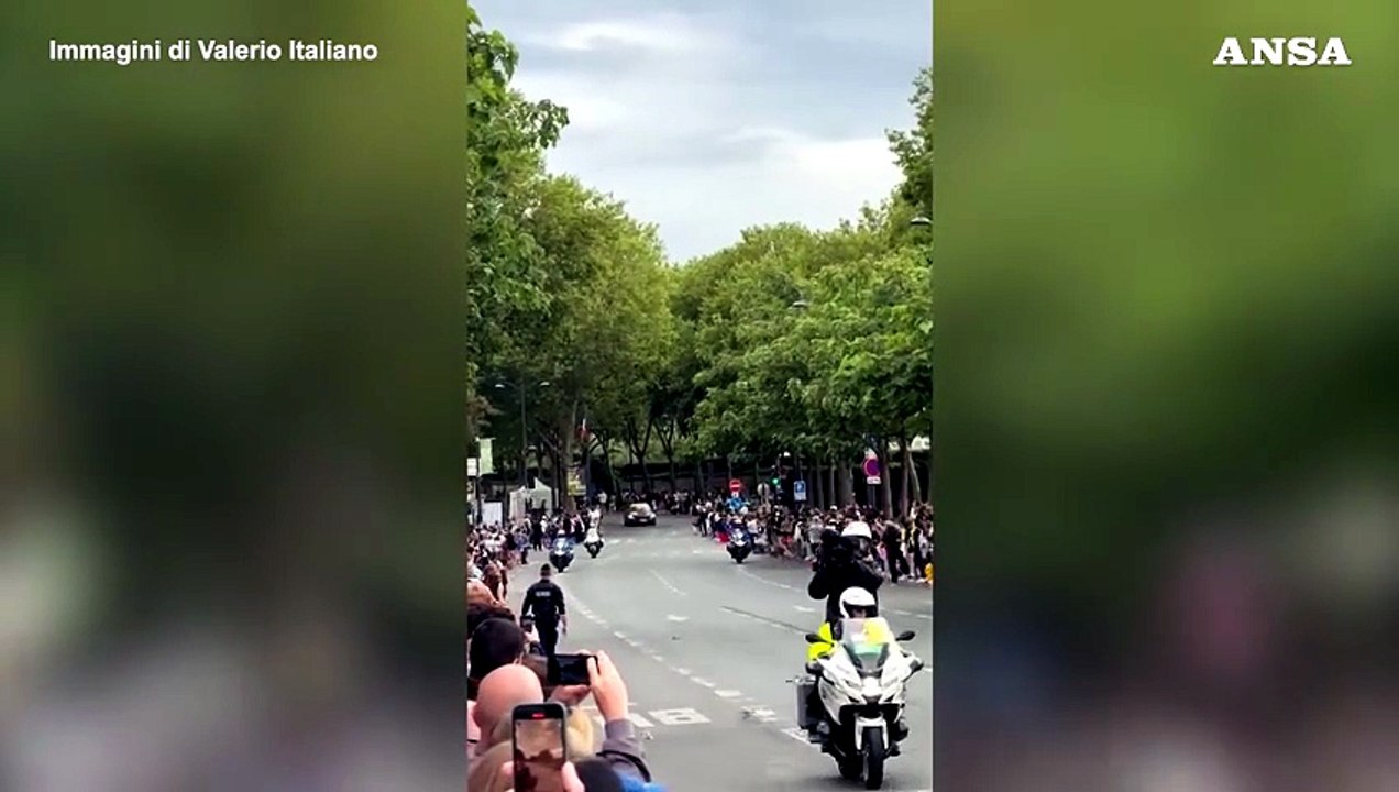 Pogacar vince il Tour, l'ultima tappa a Van Aert