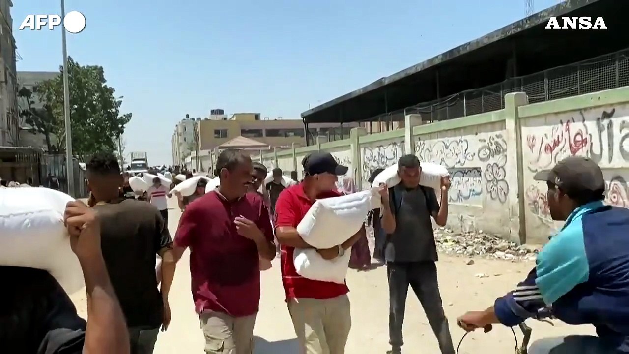 Gaza, palestinesi dopo l'arrivo di aiuti a Khan Yunis