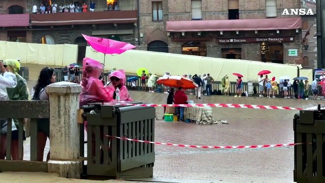 Temporale su Piazza del Campo, rinviato il Palio di Siena